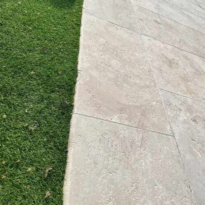 Margelles travertin 1er choix mix beige 33x100 cm Ep. 3 cm - 1 bord arrondi 1 ml par unité de vente