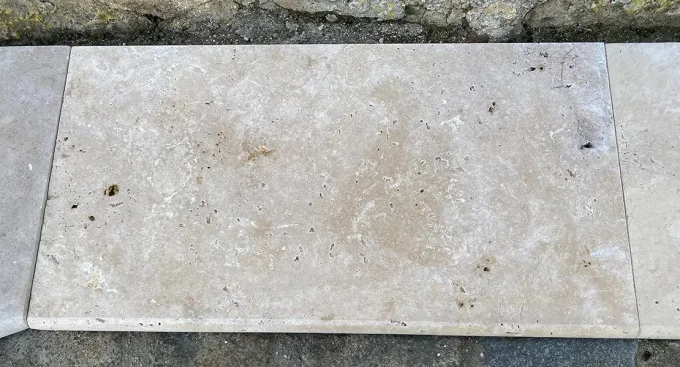 Margelles travertin mix beige rustic 33x61 cm Ep. 3cm - 1 bord arrondi - 0.61 ml par unité de vente